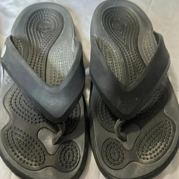 Crocs slip on flips flops / sandals size 6 women’s 2 pairs black and pink - Picture 2 of 8